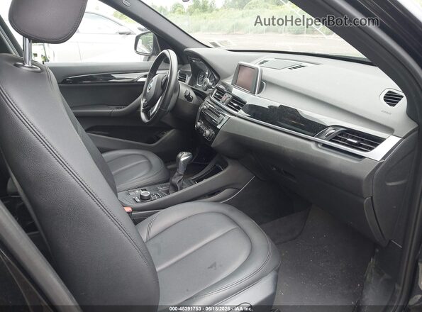 WBXHT3C36J5K25869 2018 BMW X1 Black Вид салону спереду
