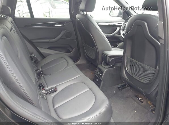 WBXHT3C36J5K25869 2018 BMW X1 Black Вид наклейки з VIN-кодом