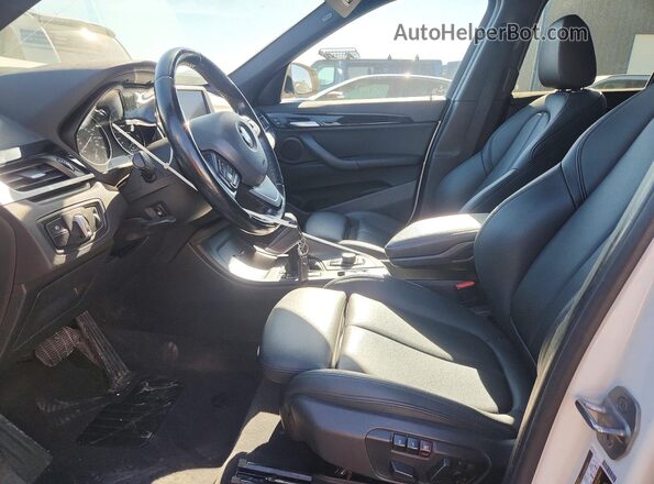WBXHT3C37H5F82412 2017 BMW X1 White Front interior view