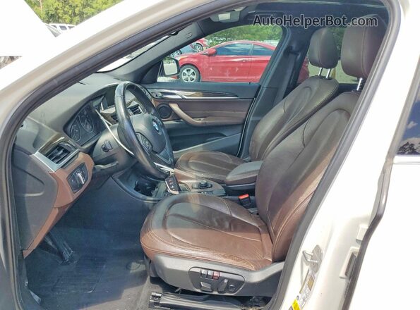 WBXHT3C38H5F87991 2017 BMW X1 Белый Вид салона спереди