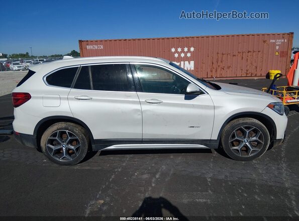 WBXHT3C38J5F90086 2018 BMW X1 White Vista interior trasera