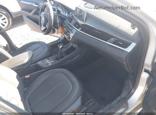 WBXHT3C39H5F69483 2017 BMW X1 Серебряный Вид салона спереди