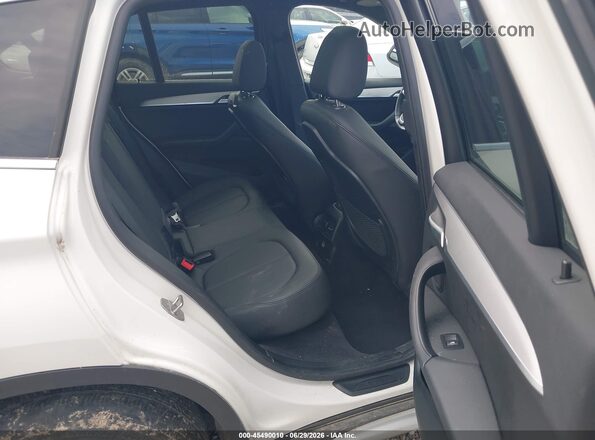 WBXHT3C39J5F92722 2018 BMW X1 White VIN կոդի պիտակի տեսք