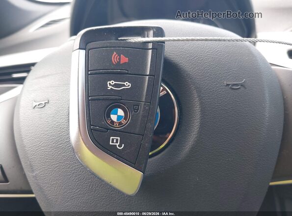 WBXHT3C39J5F92722 2018 BMW X1 White Առջևի վահանակի տեսք