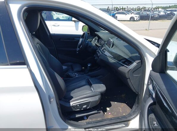 WBXHT3C39J5L31278 2018 BMW X1 White Front interior view