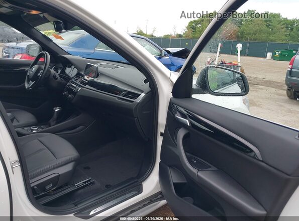 WBXHT3C59K5N47747 2019 BMW X1 White Front interior view