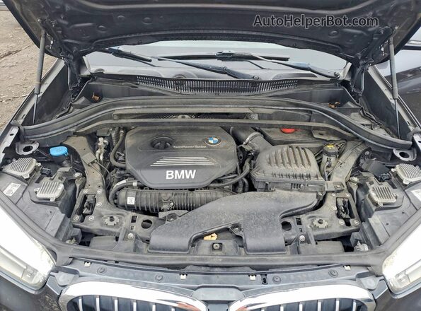 WBXHT3Z33H4A54010 2017 BMW X1 Gray Vista interior trasera