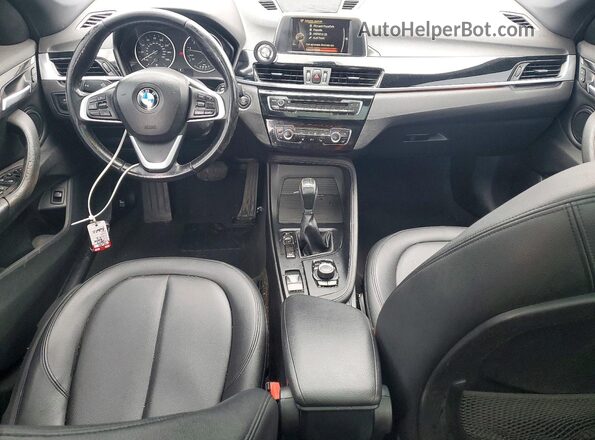 WBXHT3Z33H4A54010 2017 BMW X1 Gray Vista del salpicadero