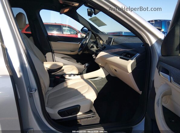 WBXHT3Z33H4A58204 2017 BMW X1 Silver წინა სალონის ხედი