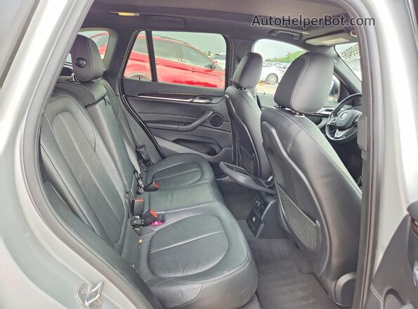 WBXHT3Z34H4A57871 2017 BMW X1 Серебряный Вид задних сидений