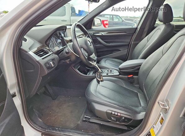 WBXHT3Z34H4A57871 2017 BMW X1 Серебряный Вид салона спереди