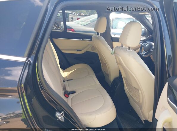 WBXHT3Z38H4A57002 2017 BMW X1 Black Widok naklejki z numerem VIN