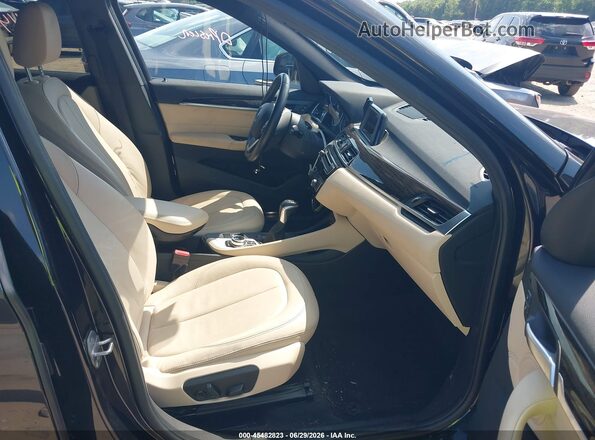WBXHT3Z38H4A57002 2017 BMW X1 Black Widok wnętrza z przodu