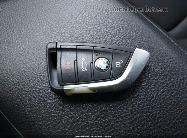 WBXHU7C30H5H37709 2017 BMW X1 White Առջևի վահանակի տեսք