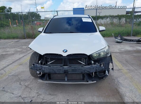 WBXHU7C30H5H37709 2017 BMW X1 White Սալոնի հետևի տեսք