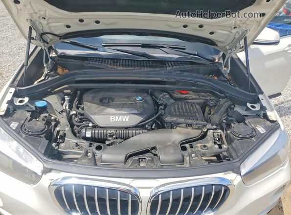 WBXHU7C31J5L07738 2018 BMW X1 White Widok wnętrza z tyłu