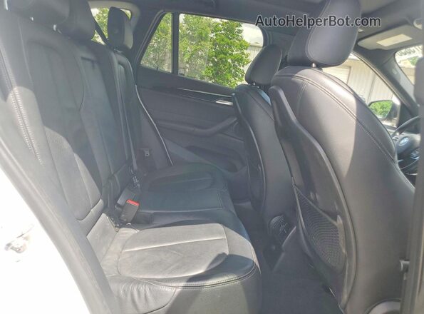 WBXHU7C31J5L07738 2018 BMW X1 White Widok tylnych siedzeń