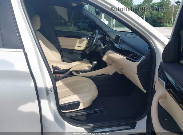 WBXHU7C32J5H40701 2018 BMW X1 White Front interior view