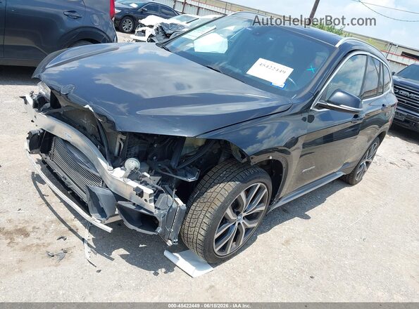 WBXHU7C33H5H37381 2017 BMW X1 Black Front left