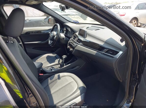 WBXHU7C33H5H37381 2017 BMW X1 Black Front interior view