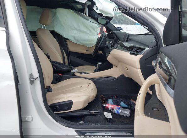 WBXHU7C34H5H35476 2017 BMW X1 White Front interior view