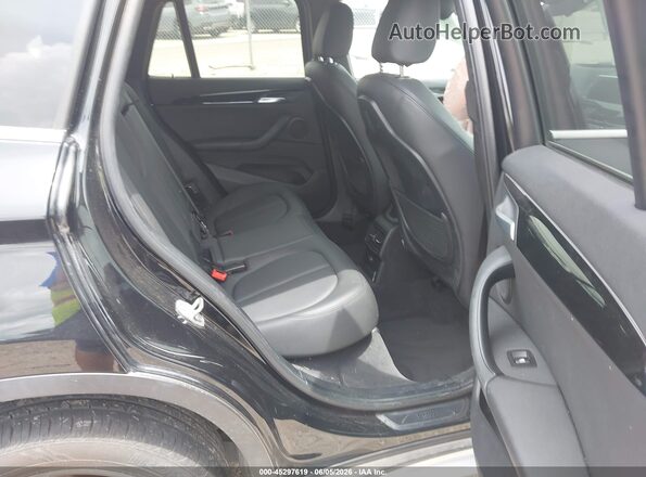 WBXHU7C37J5L05931 2018 BMW X1 Black VIN կոդի պիտակի տեսք