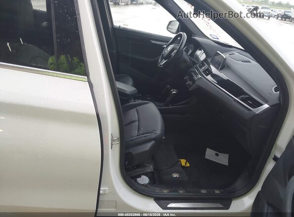 WBXHU7C38J3H43064 2018 BMW X1 White Սալոնի դիմացի տեսք