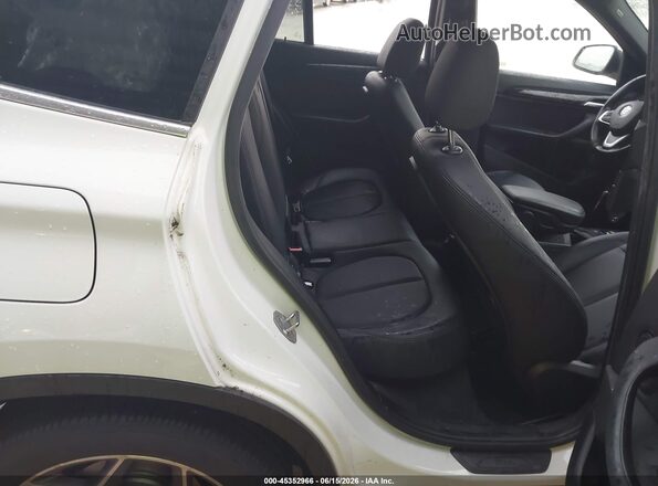 WBXHU7C38J3H43064 2018 BMW X1 White VIN կոդի պիտակի տեսք