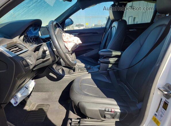 WBXHU7C39H5H36669 2017 BMW X1 White Widok wnętrza z przodu