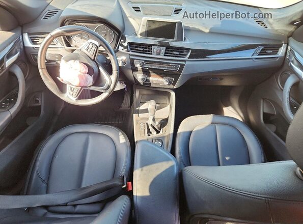 WBXHU7C39H5H36669 2017 BMW X1 White Widok deski rozdzielczej