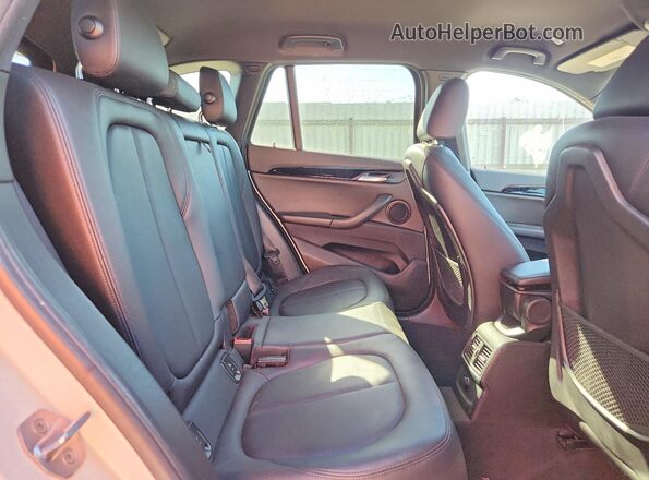 WBXHU7C39H5H36669 2017 BMW X1 White Widok tylnych siedzeń