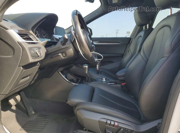 WBXHU7C39J5H39769 2018 BMW X1 White Front interior view