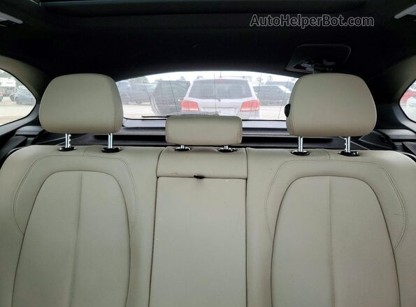 WBXHU7C55K3H44403 2019 BMW X1 White Widok tylnych siedzeń