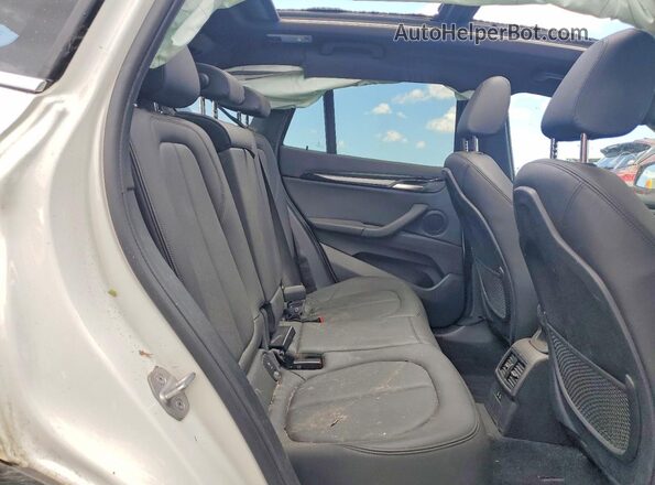 WBXHU7C59K5L11202 2019 BMW X1 White Вид задньої частини салону
