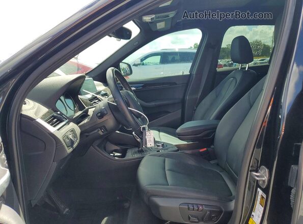WBXJG7C00L5P29033 2020 BMW X1 Black წინა სალონის ხედი