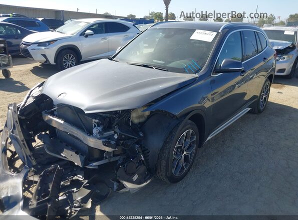 WBXJG7C00M5U22978 2021 BMW X1 Gray Vista tres cuartos delantera izquierda