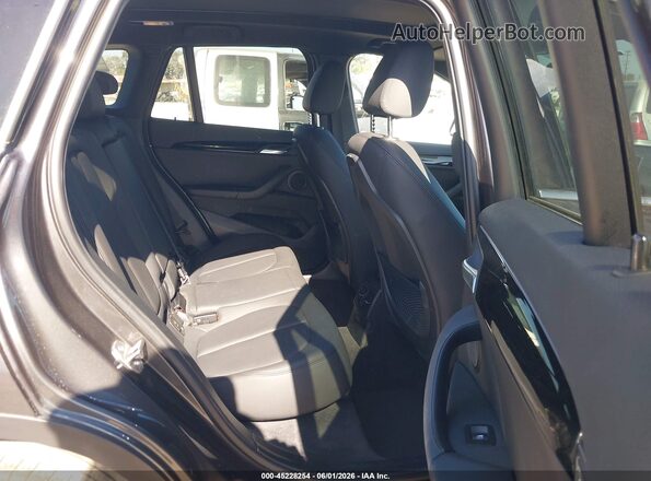 WBXJG7C00M5U22978 2021 BMW X1 Gray Vista de la etiqueta del VIN