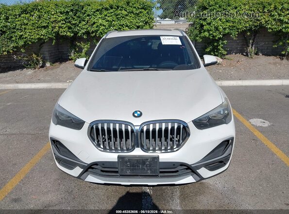 WBXJG7C02L5P85457 2020 BMW X1 White Vista interior trasera