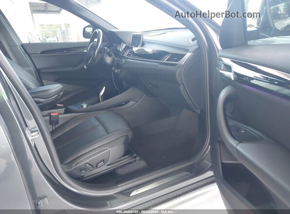 WBXJG7C03M5S26677 2021 BMW X1 Gray Вид салону спереду