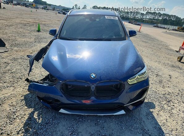 WBXJG7C03M5T44129 2021 BMW X1 Blue Front view