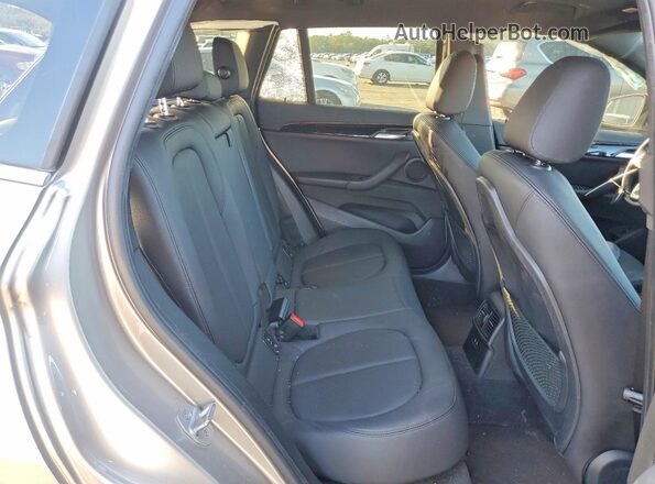 WBXJG7C05M5S14918 2021 BMW X1 Gold Vista interior trasera