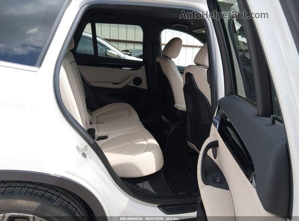 WBXJG7C07M3M65581 2021 BMW X1 White VIN კოდის სტიკერის ხედი