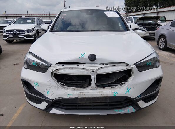 WBXJG7C07M3M65581 2021 BMW X1 White ხელსაწყოთა პანელის ხედი