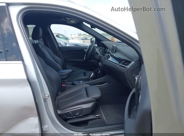 WBXJG7C08L5R93746 2020 BMW X1 Серебряный Вид салона спереди