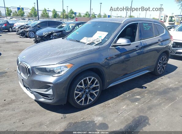 WBXJG7C09M5S53575 2021 BMW X1 Gray Առջևի ձախ երեք քառորդ տեսարան