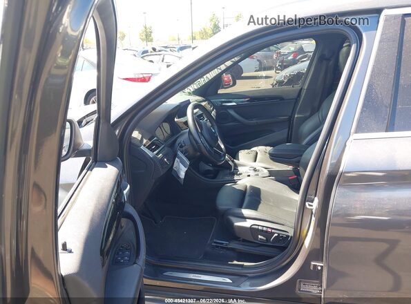 WBXJG7C09M5S53575 2021 BMW X1 Gray Սալոնի դիմացի տեսք