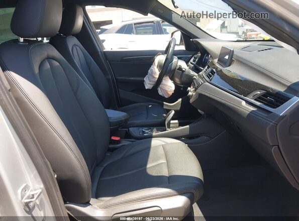 WBXJG7C09M5S82073 2021 BMW X1 Серебряный Вид салона спереди