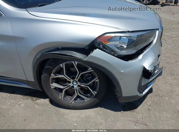 WBXJG7C09M5S82073 2021 BMW X1 Серебряный Вид спереди