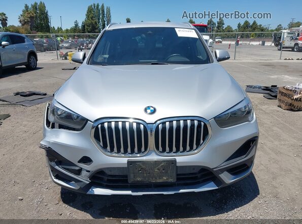 WBXJG7C09M5S82073 2021 BMW X1 Серебряный Вид панели приборов