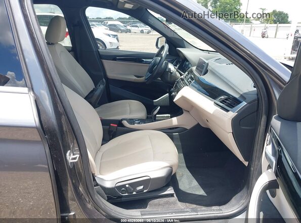 WBXJG7C0XM5U46513 2021 BMW X1 Gray Вид салону спереду